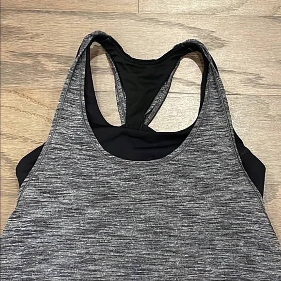 Lululemon Grey Twist Back Tank With Built In Sports Bra - Size 4 - Picture 3 of 7